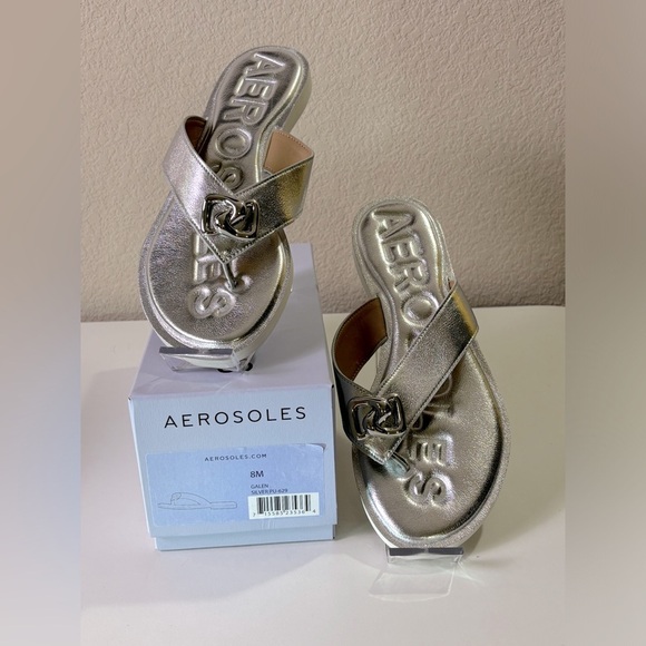 NWT AEROSOLES Galen Metallic Silver Flip Flip Thong Comfort Sandals 8 - Picture 1 of 8